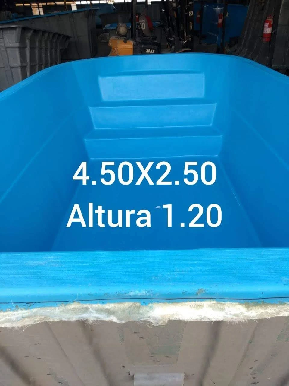 Vaso de fibra de vidrio de 4,5 por 2,5 metros con escalera de cuatro peldaños