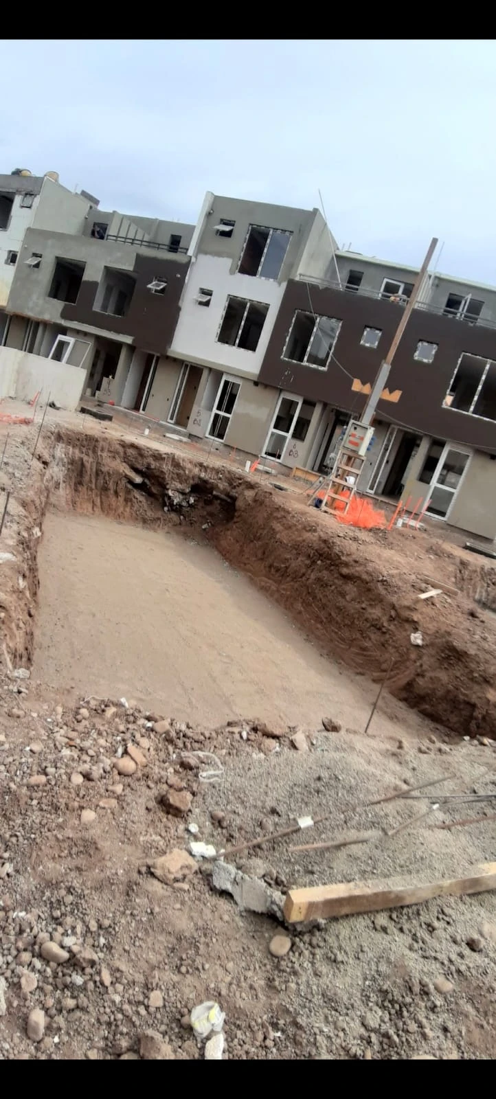 Excavación para piscina en una casa recién construida