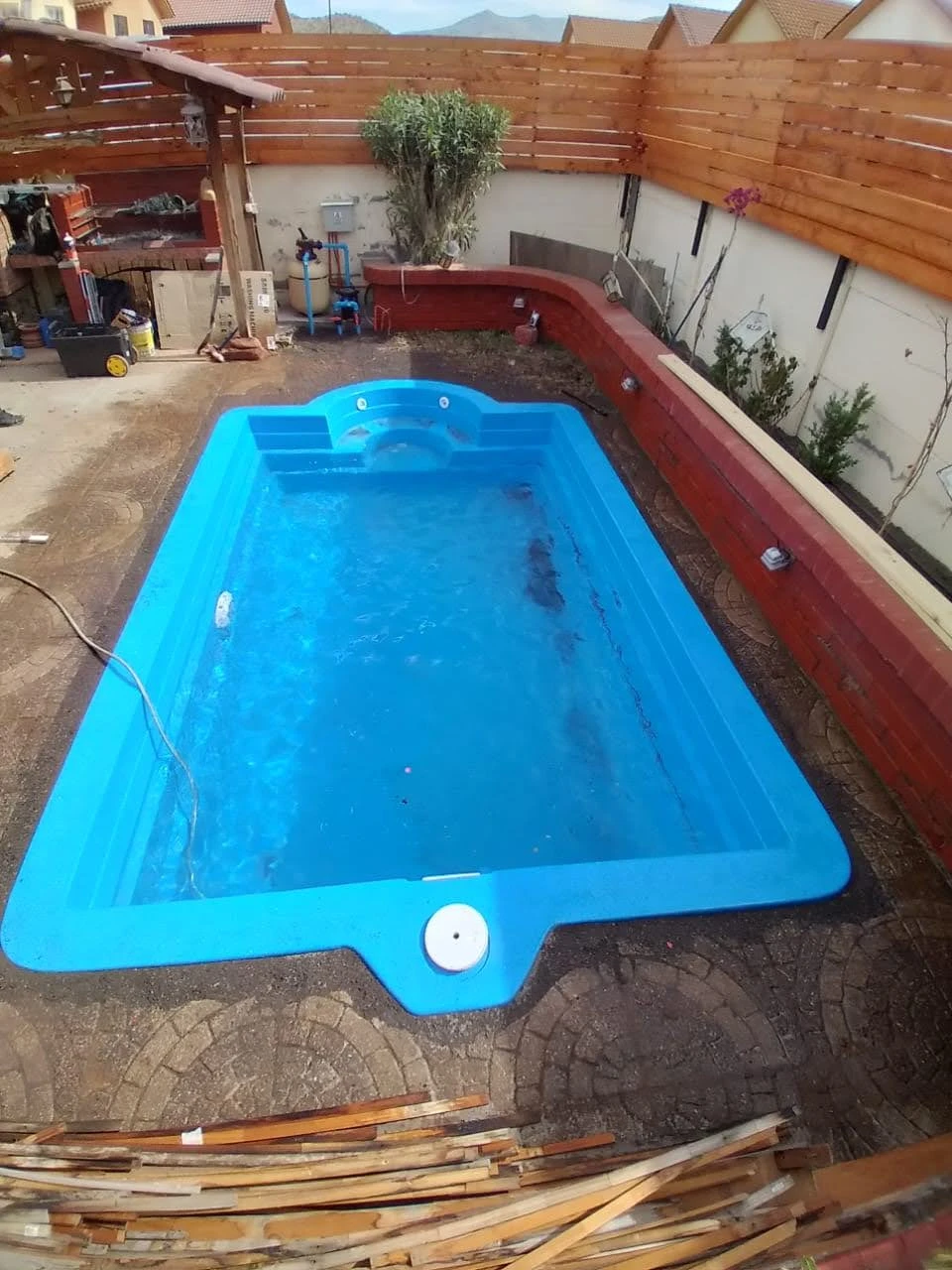 Piscina de fibra de vidrio de 6 por 3 metros, terminada y llena de agua