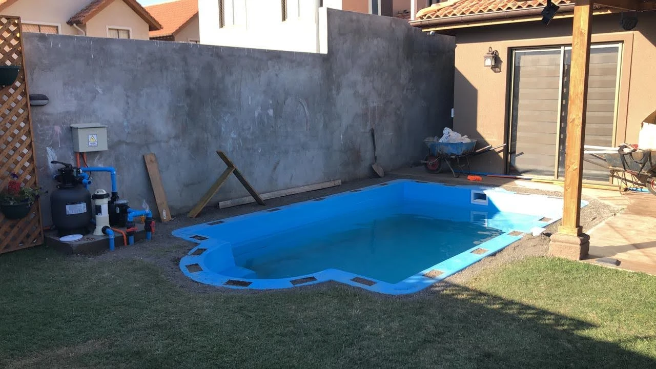 Piscina instalada y funcionando, con la bomba y el filtro conectados