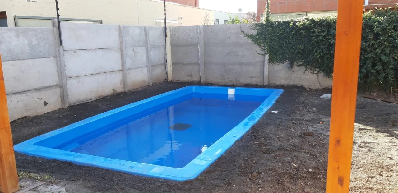 Piscina instalada en un patio todavía sin terminar